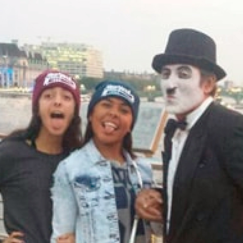 Juliana y maria estudiando inglés en Brighton, Inglaterra