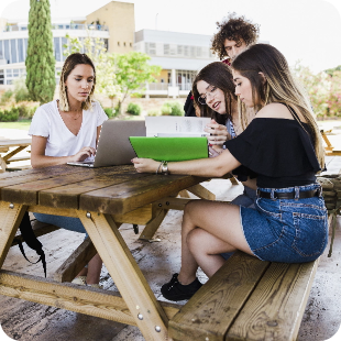 Estudiar programas técnicos y vocacionales en el extranjero te brinda experiencia y oportunidades laborales.